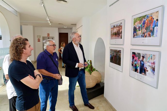 El Centro Cultural Casa Grande de Santomera acoge desde este viernes la exposición 'Fotoperiodismo Región de Murcia 2025', una selección de 90 fotografías que recogen algunos de los acontecimientos más destacados del último año en la comunidad autónoma