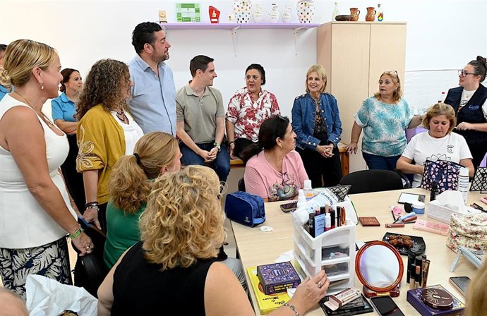 Imagen de la alcaldesa de Jerez (Cádiz), María José García-Pelayo, visitando a la Asociación de Mujeres Las Rosas, de Guadalcacín.