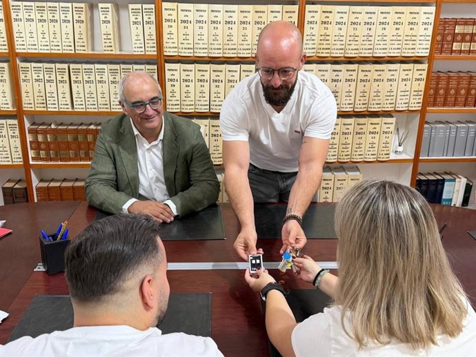 Imagen del alcalde de El Puerto de Santa María (Cádiz), Germán Beardo, entregando las llaves de una vivienda protegida.