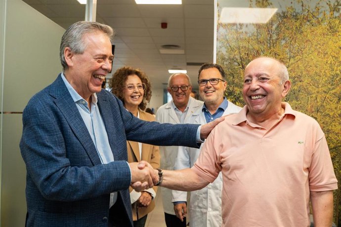El conselleiro de Sanidade, Antonio Gómez Caamaño, durante su visita al Complexo Hospitalario Universitario de Santiago (CHUS) para supervisar el inicio del ensayo clínico Combogal