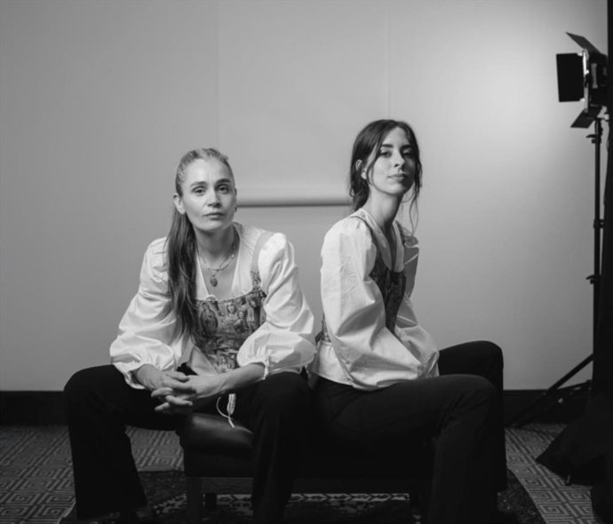 Las académicas Ana Garriga y Carmen Urbita ('Las hijas de Felipe') grabarán en Flora un episodio en vivo de su conocido 'pódcast' el día 18 de octubre en la iglesia del convento de San Rafael de Córdoba.