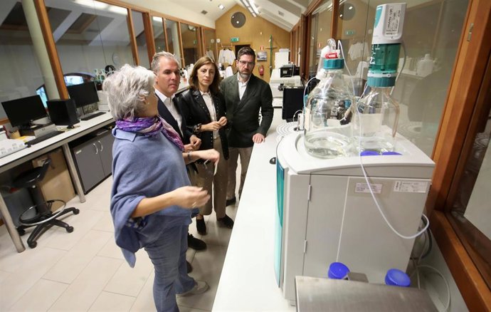 La conselleira de Medio Ambiente e Cambio Climático, Ángeles Vázquez, visita el Laboratorio de Medio Ambiente de Galicia, en Pontevedra, a 17 de octubre de 2026.