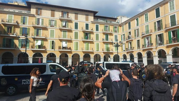 Concentración de antifascistas separada por un cordón policial frente a la mesa informativa de Núcleo Nacional en la Plaza Mayor de Palma.