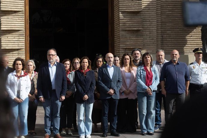 Zaragoza guarda un minuto de silencio a las puertas del Ayuntamiento para condenar la segunda agresión sexual de las fiestas del Pilar.