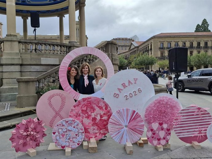 La presidentra de Saray, María José Oraa, junto con la concejala de Cultura, Fiestas y Deporte del Ayuntamiento de Pamplona, Maider Beloki, y la concejala y senadora del PSN, Nuria Medina.