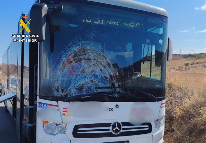 Estado del autobús tras el atropello a un menor de 16 años, en Sástago.
