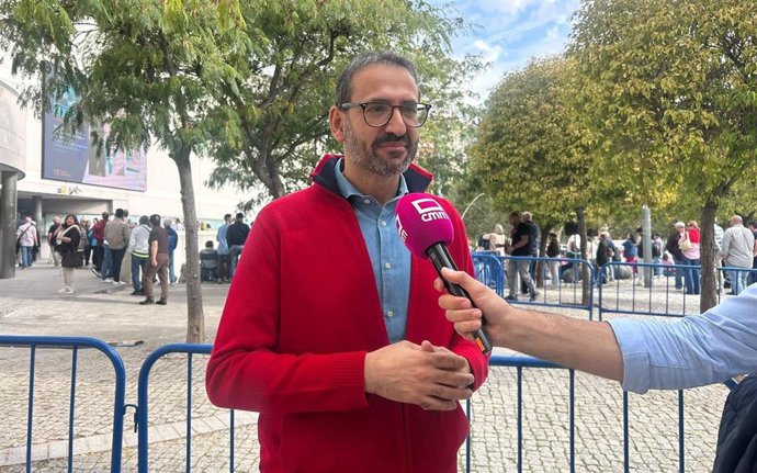 El secretario de organización del PSOE de Castilla-La Mancha durante su asistencia al Comité Federal del PSOE celebrado en Fuenlabrada.