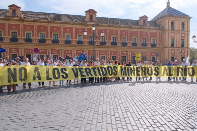 Manifestación contra los vertidos mineros al río Guadalquivir en Sevilla.