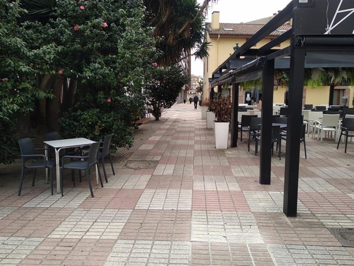 Archivo - Terraza de un bar en una calle de Torrelavega.