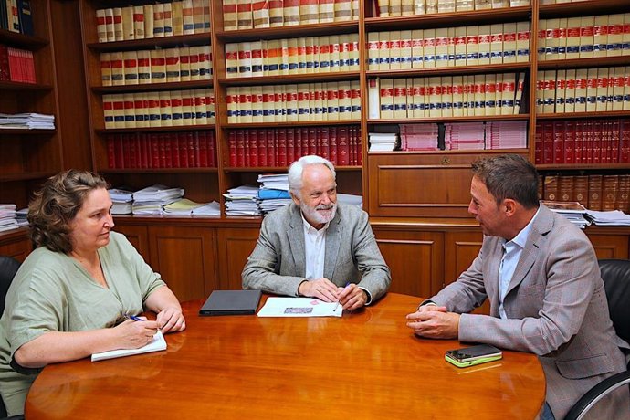 Imagen del primer teniente de alcaldesa, Agustín Muñoz, y la delegada de Urbanismo y Vivienda, Belén de la Cuadra, en un nuevo encuentro con el consejero delegado de la Empresa Provincial de Vivienda y Suelo de Cádiz, José Manuel Cossi.