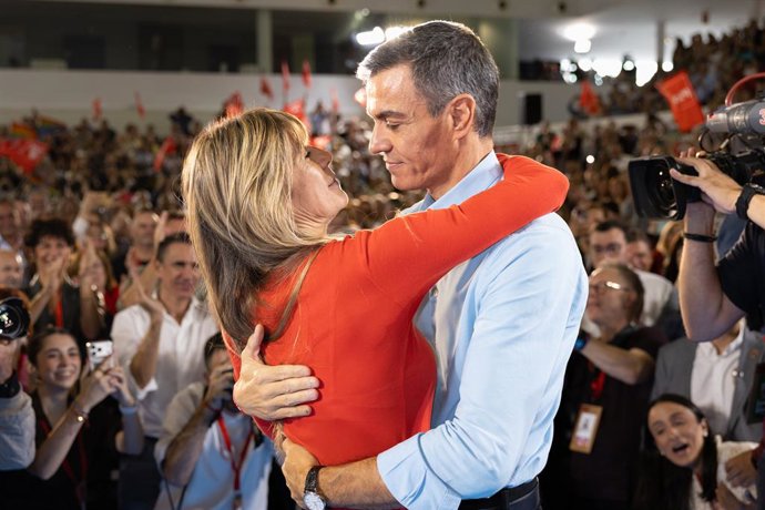O presidente do Governo, Pedro Sánchez, e sua esposa, Begoña Gómez, durante a reunião do Comitê Federal do PSOE, no Centro de Arte Tomás y Valiente, em 17 de outubro de 2026, em Fuenlabrada, Madri (Espanha). A reunião do Comitê serviu para ratificar as li