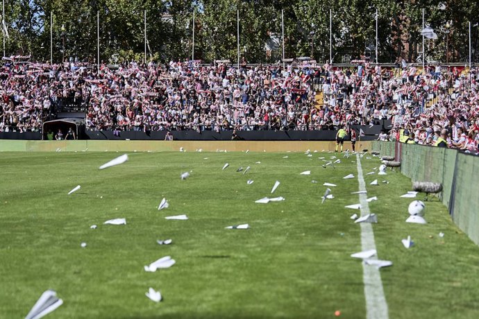 Torcedores do Rayo Vallecano lançam aviões de papel em protesto contra Martín Presa, presidente do Rayo Vallecano, durante a partida de futebol da Liga Espanhola, LaLiga EA Sports, disputada entre o Rayo Vallecano e o Athletic Club no estádio de Vallecas,