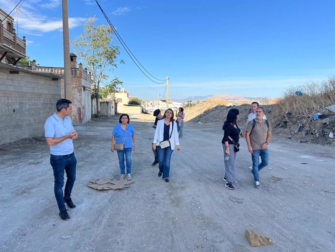 El concejal socialista Jacobo Calvo en una reunión de trabajo mantenida con la directiva y vecinos de la Asociación de Vecinos de Cartuja.