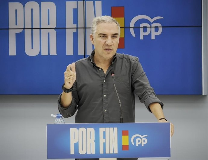 El vicesecretario de Política Autonómica, Municipal y Análisis Electoral del PP, Elías Bendodo, interviene tras una reunión con el equipo de campaña electoral de su partido en Málaga de cara al 29N.