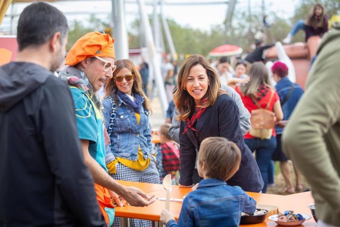 La alcaldesa de Zaragoza, Natalia Chueca, en su visita a Río y Juego.