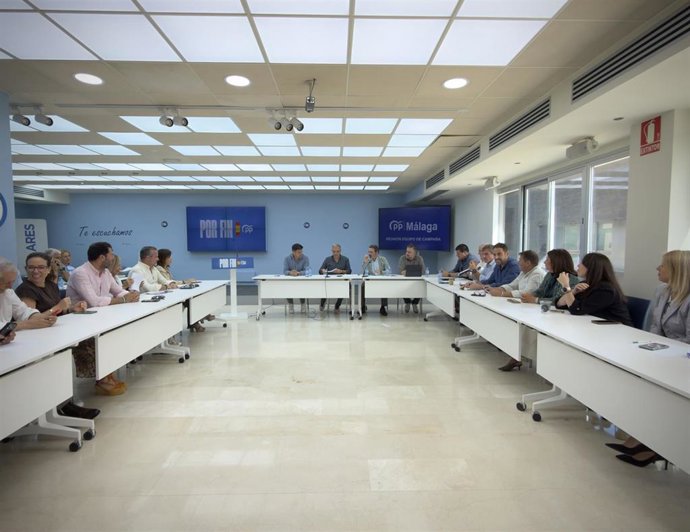 Bendodo denuncia que la política de Sánchez con Málaga es la del “perro del hortelano”: “No hace vivienda y bloquea más de 25.000 en la provincia por el colapso eléctrico existente”