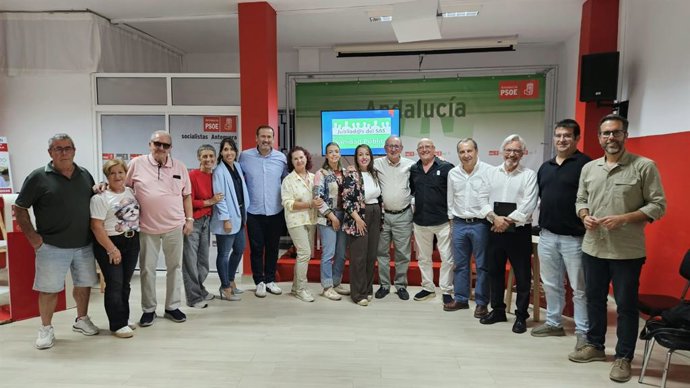 El PSOE critica en Antequera el deterioro de la sanidad pública mientras aumenta el peso de la privada.