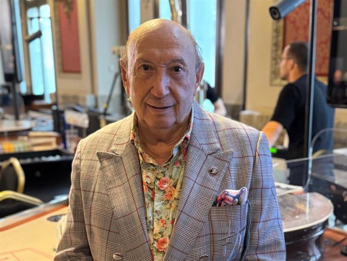 Francis Montesinos posando para la prensa durante su homenaje