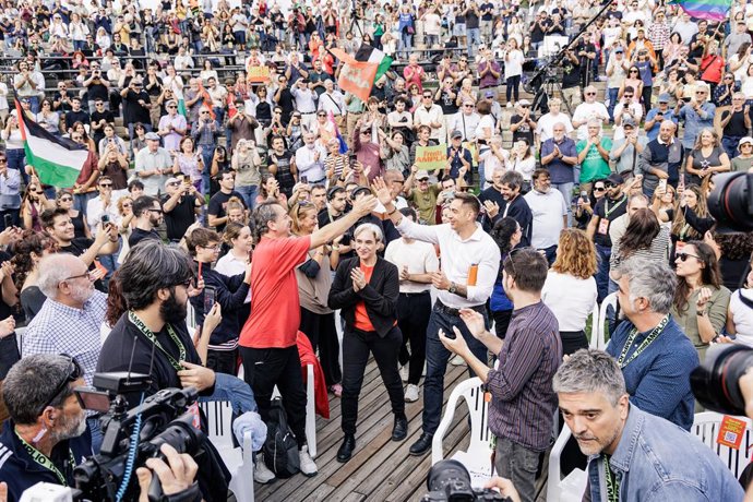 La exalcaldesa de Barcelona Ada Colau (i), y el diputado de Más Madrid, Emilio Delgado (d), durante la presentación de su candidatura a las elecciones del 29N, en el Auditorio del Parque Lineal del Manzanares, a 17 de octubre de 2026, en Madrid (España). 