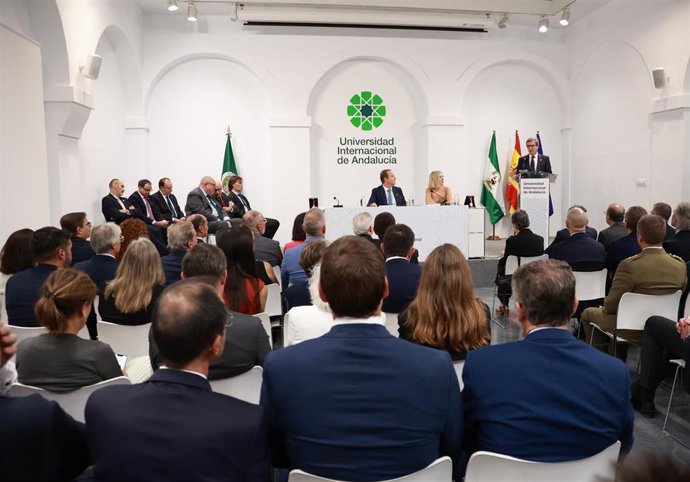 El consejero de Universidad, Industria, Energía e Innovación, Jorge Paradela, y el rector de la Unia, José Ignacio García, durante el acto de inauguración del curso de la Universidad Internacional de Andalucia (UNIA).