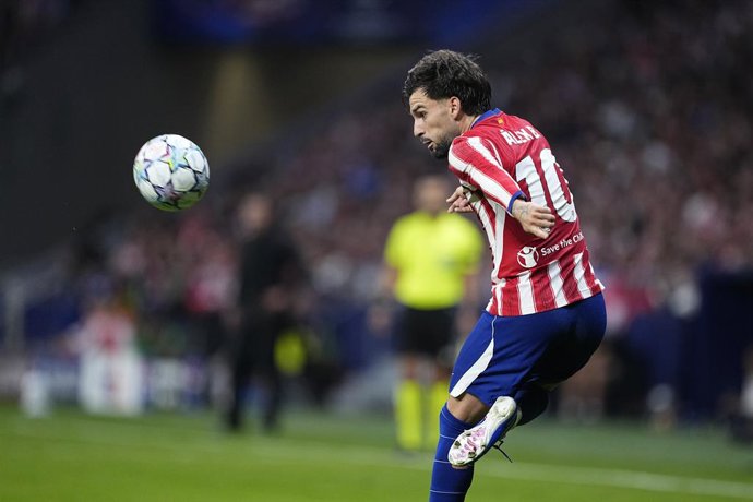 Alex Baena, do Atlético de Madrid, em ação durante a partida da 2ª rodada da fase de grupos da Liga dos Campeões da UEFA 2026/27 entre o Atlético de Madrid e o Manchester United, no Estádio Metropolitano, em 13 de outubro de 2026, em Madri, Espanha.