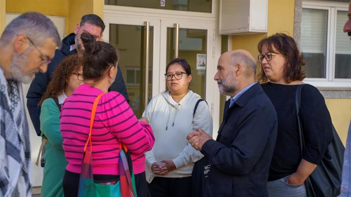 El diputado del BNG, Néstor Rego, exige al Gobierno parar el desahucio de una familia en un edificio de la Sareb en Narón
