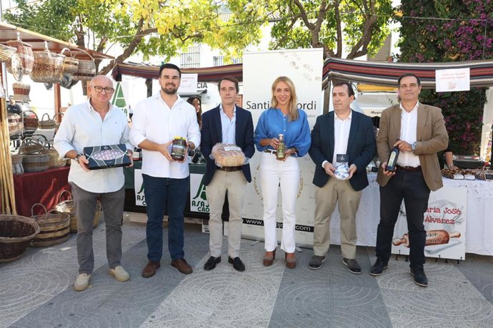 Archivo - La presidenta de la Diputación de Cádiz, Almudena Martínez, disfruta de la II Feria Agroalimentaria 'Saborea el Campo', a 18 de octubre de 2025 en El Bosque (Cádiz, Andalucía, España).  