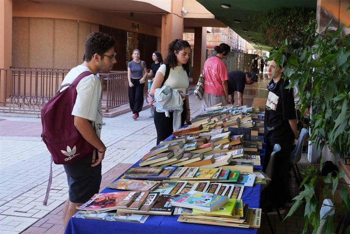 Mercadillo solidario en la Universidad de Málaga.