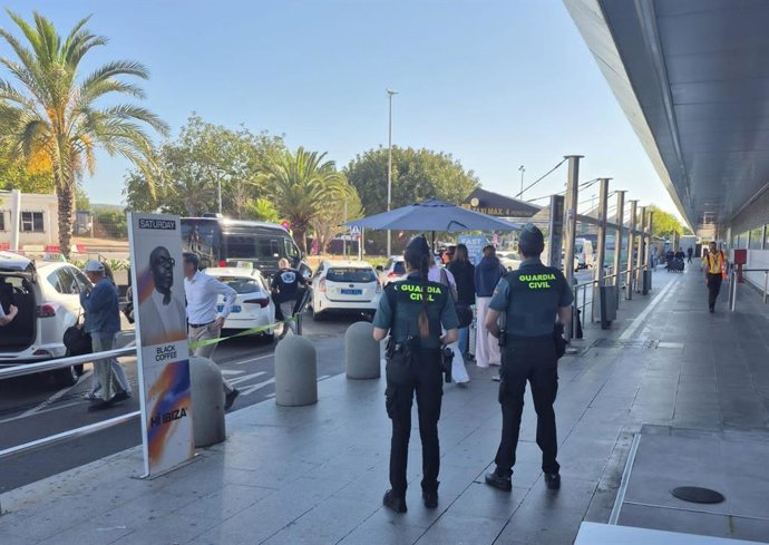 Archivo - Agentes de la Guardia Civil frente a la parada de taxis del aeropuerto de Eivissa.