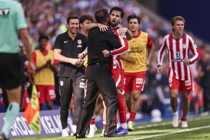 Alex Baena of Atletico de Madrid celebrates a goal with Diego Simeone during the Spanish league, LaLiga EA Sports, football match played between RCD Espanyol and Atletico de Madrid at RCDE Stadium on October 17, 2026 in Cornella, Spain.
