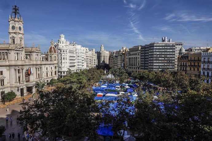 Muitas pessoas durante o acampamento pelo direito à moradia, na Praça da Prefeitura, em 16 de outubro de 2026, em Valência, Comunidade Valenciana (Espanha). Os organizadores do protesto afirmaram que, por enquanto, continuarão acampados