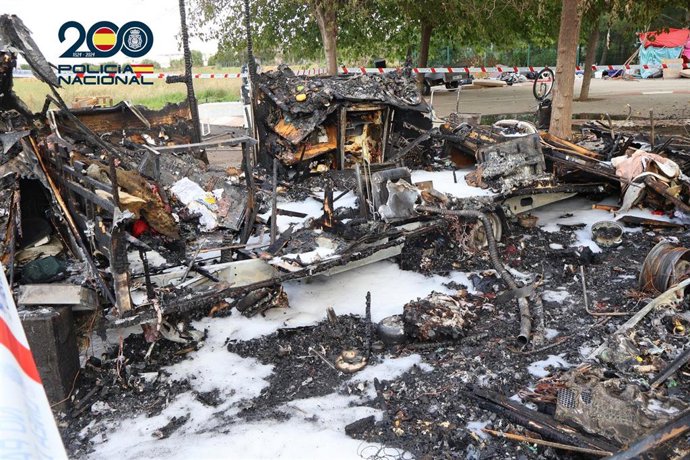 Caravana calcinada tras el incendio en el aparcamiento de Son Hugo