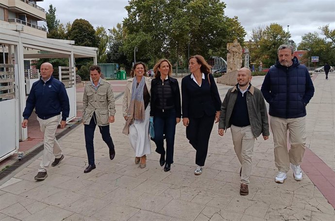 Cayetana Álvarez de Toledo con otros representantes del PP de Palencia a su llegada al acto