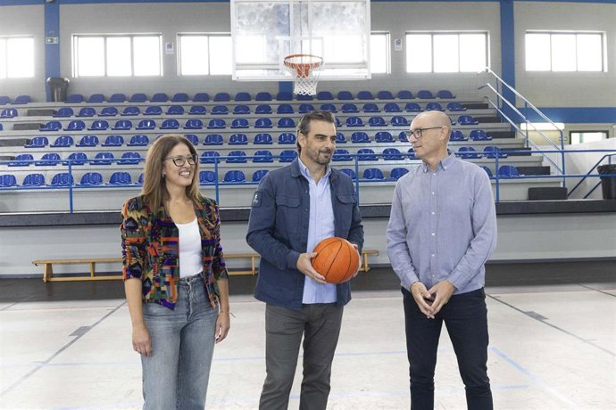 Diego Calvo visita el complejo deportivo de Cabana de Bergantiños, en A Coruña, a 17 de octubre de 2026.