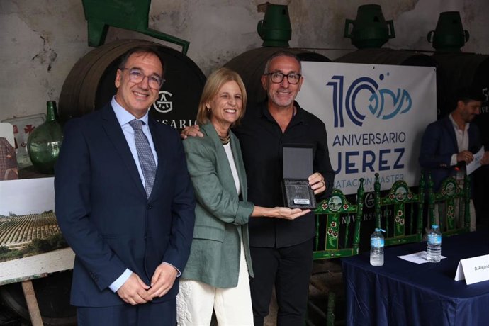 La alcaldesa de Jerez, María José García-Pelayo, en el acto de décimo aniversario del Club Deportivo Jerez Natación Máster.