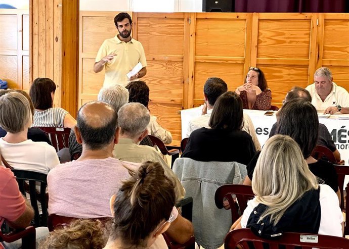 El candidato de Més per Menorca al Parlament para las elecciones autonómicas de 2027, Andreu Servera, se dirige a la asamblea de la formación.