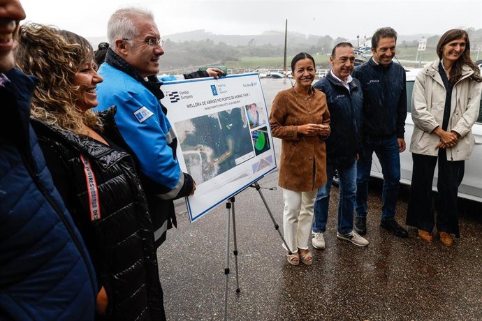 La conselleira do Mar, Marta Villaverde, en su visita al dique de Morás, en Xove (Lugo), a 17 de octubre de 2026.