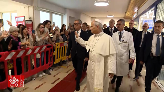 El Papa León XIV abandona el hospital Gemelli tras recibir el alta