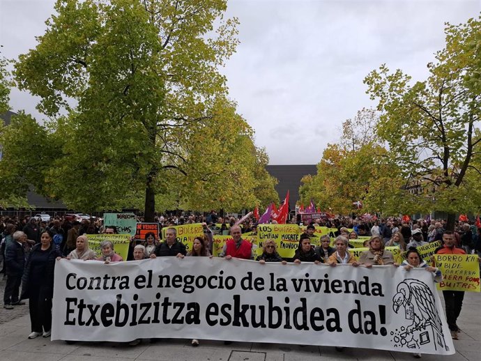 Manifestación en Pamplona "en contra del negocio de la vivienda".