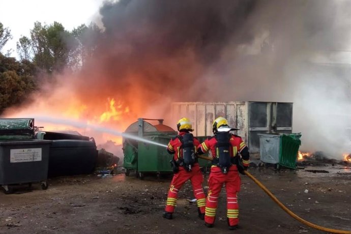 Labores de extinción desatadas en las instalaciones de una empresa de limpieza.