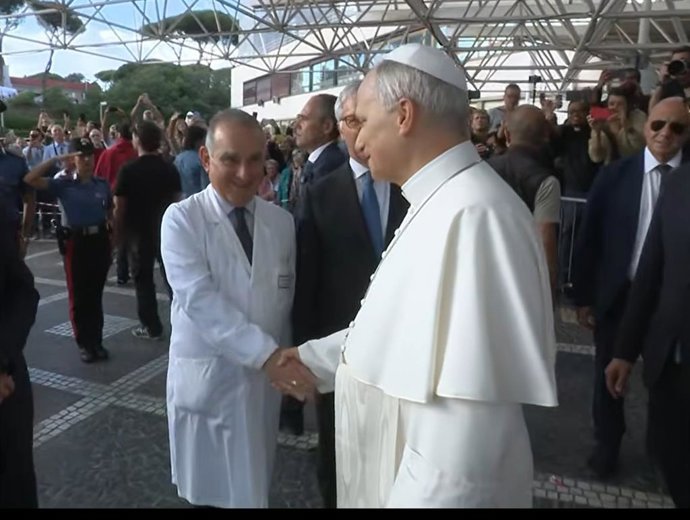 El Papa sale del hospital tras recibir el alta médica por su operación de pulmón