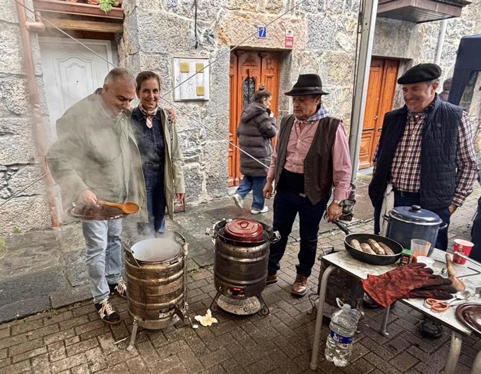 El consejero de Fomento, Roberto Media, asiste a la Magosta, en Ramales de la Victoria.
