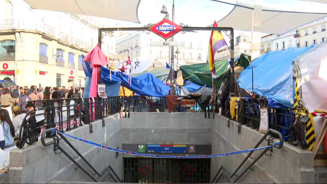 La acampada por la vivienda cumple tres semanas con el Metro de Sol cerrado
