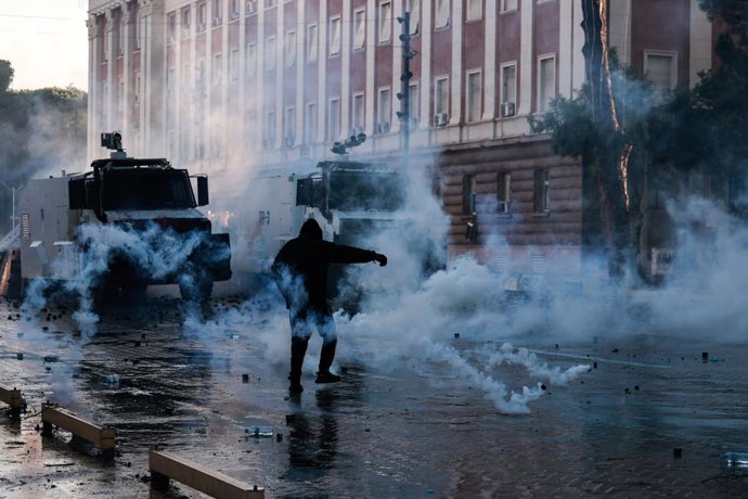 16 de outubro de 2026, Tirana, Albânia: TIRANA, ALBÂNIA, 16 DE OUTUBRO DE 2026: As manifestações antigovernamentais lideradas por estudantes continuam pelo quarto dia consecutivo em Tirana, exigindo melhores condições de educação e a renúncia do primeiro-