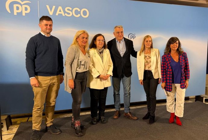 Santiago López, Esther Martínez, Mª Jesús Moro, Javier de Andrés, Amaya Fernández y Nerea Llanos en la jornada en Bilbao.
