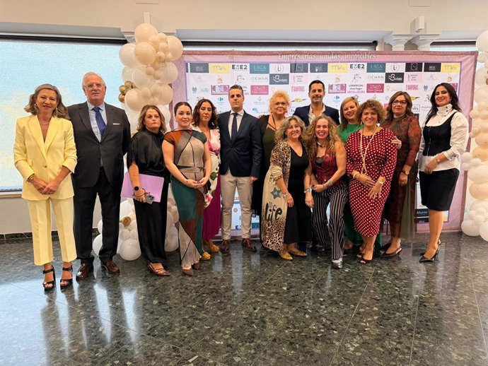 Foto de familia de la gala en la que se ha celebrado el 25º aniversario de la fundación de la Asociación de Empresarias Iliturgitanas (ADEI).
