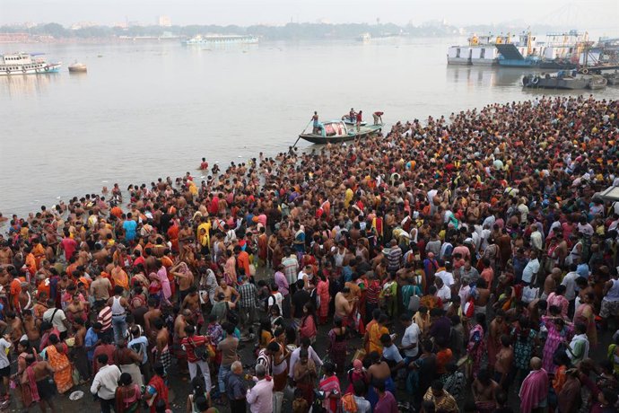 October 10, 2026, Kolkata, West Bengal, India: Hindu devotees perform Tarpan rituals on the banks of the River Ganges to pay homage to their deceased ancestors on the occasion of Mahalaya, an auspicious day marking the beginning of the countdown to the Du