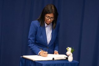 La presidenta encargada de Venezuela, Delcy Rodríguez, firma en el libro de visitas durante su encuentro con el secretario general de Naciones Unidas, Antonio Guterres, el 21 de septiembre de 2026