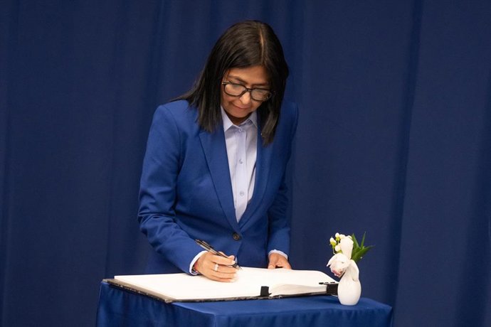 La presidenta encargada de Venezuela, Delcy Rodríguez, firma en el libro de visitas durante su encuentro con el secretario general de Naciones Unidas, Antonio Guterres, el 21 de septiembre de 2026