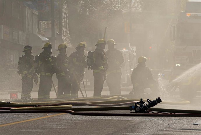 Archivo - Bomberos de Vancouver, Canadá, trabajan en la extinción de focos de calor tras un incendio de tercer nivel el 23 abril de 2025